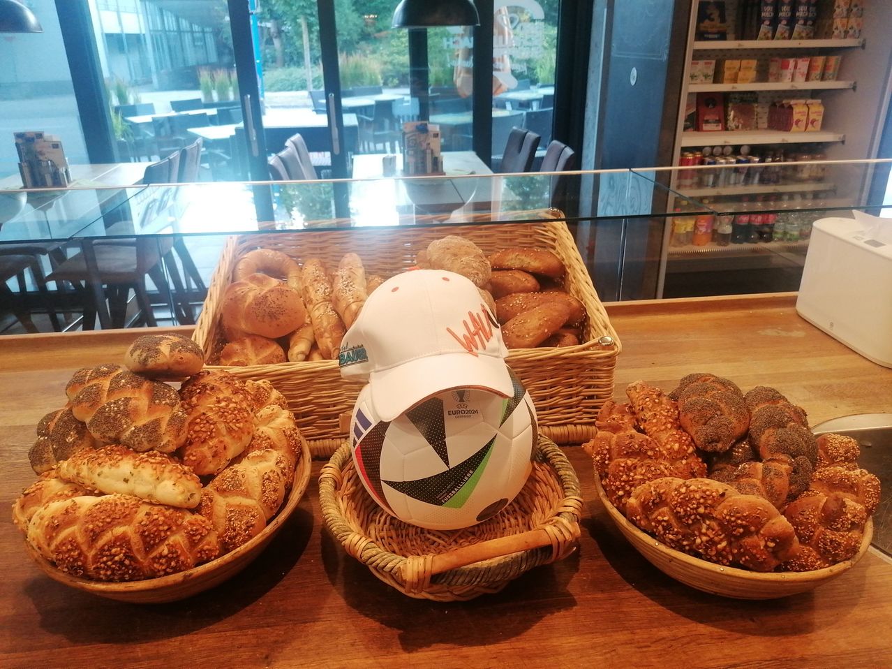 Bild enthält, Ball, Football, Soccer, Soccer Ball, Sport, Shop, Bread, Food, Person, Meal