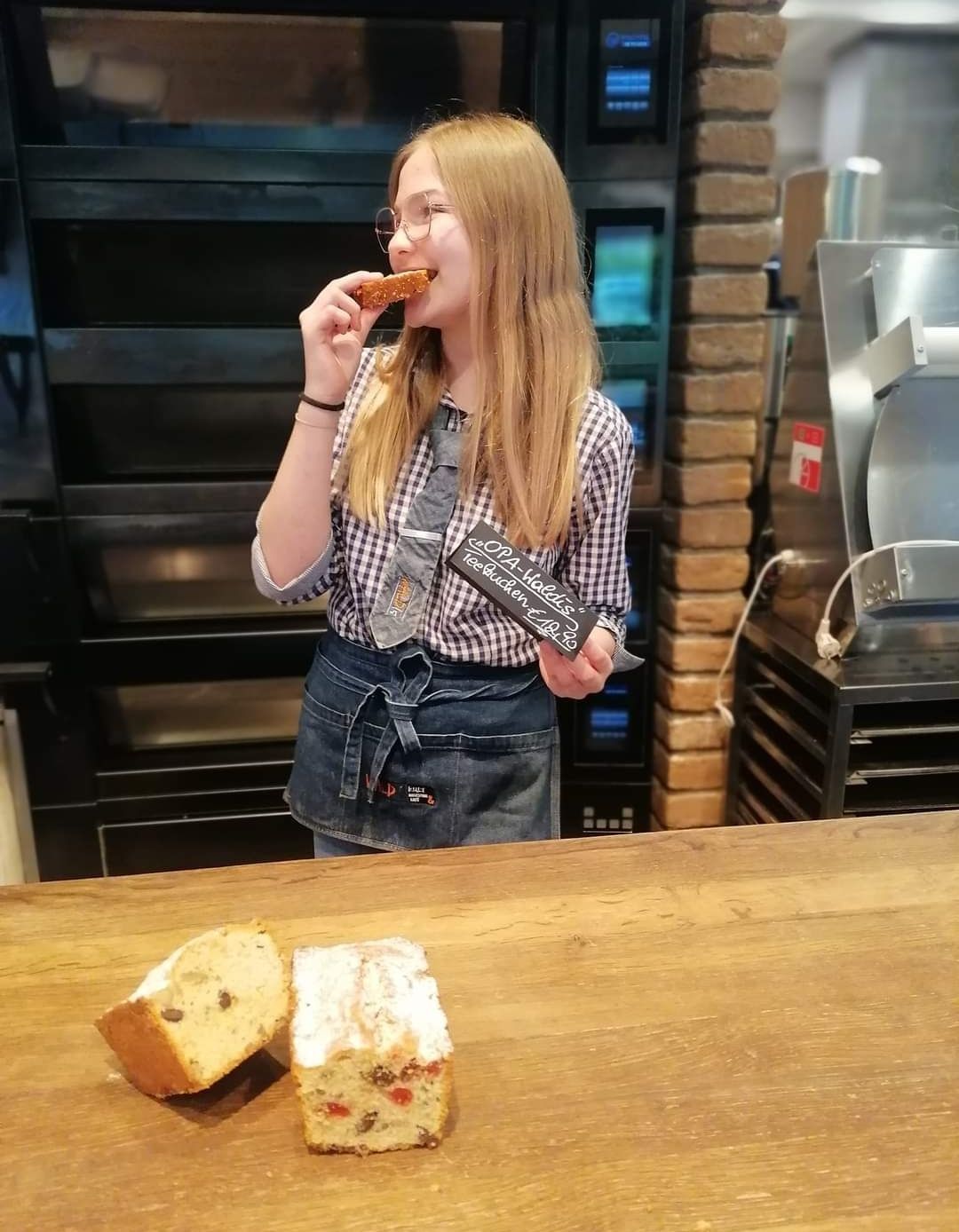 Bild enthält, Food, Pizza, Head, Person, Face, Bread, Eating