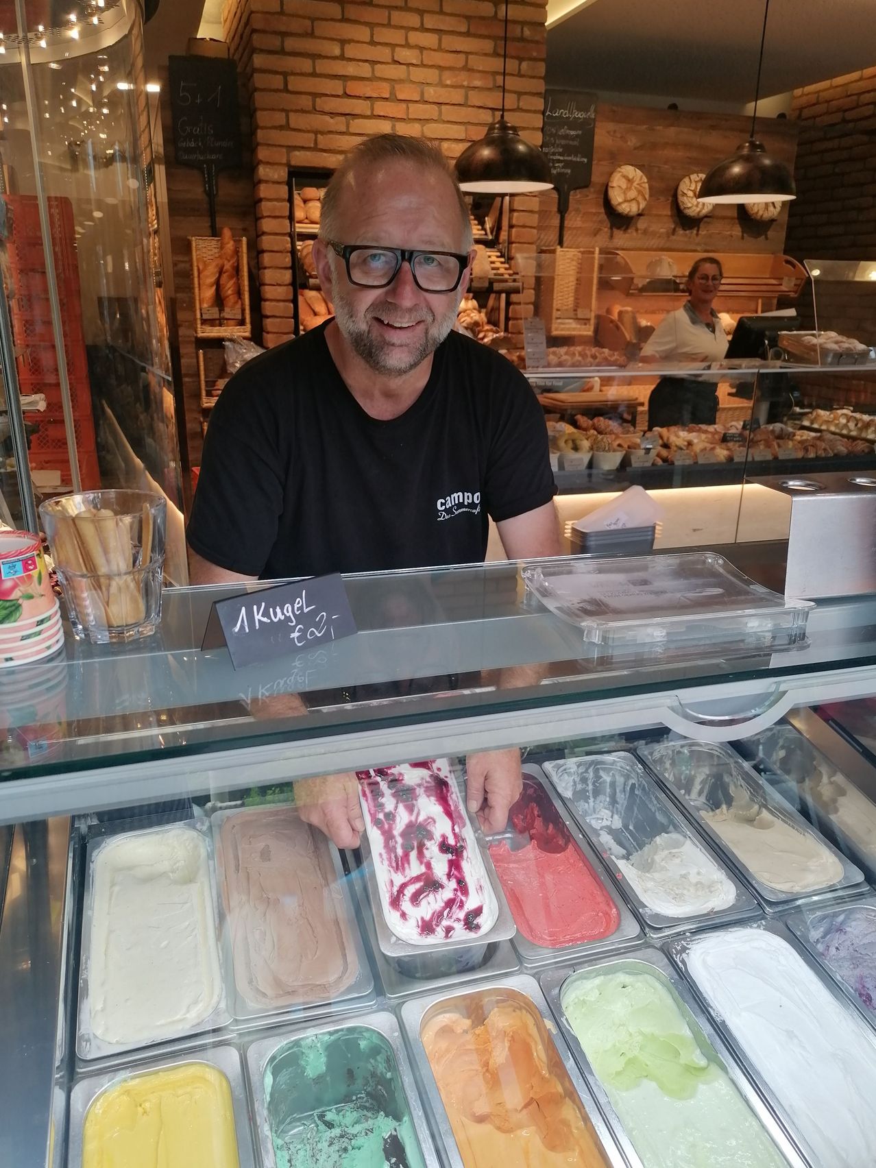 Bild enthält, Cream, Ice Cream, Adult, Male, Man, Person, Female, Woman, Icing, Glasses