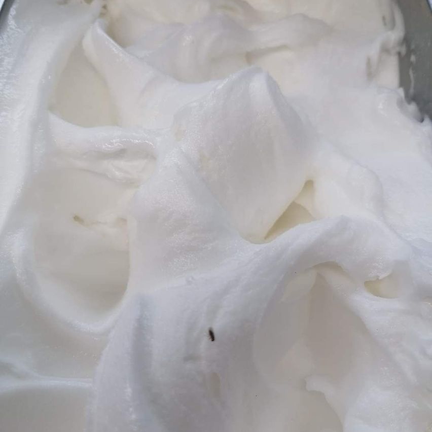 Bild enthält, Cream, Dessert, Food, Whipped Cream, Fruit, Adult, Bride, Female, Person, Woman