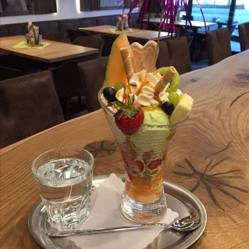 Bild enthält, Cream, Dessert, Food, Sundae, Frozen Yogurt, Person, Chair, Furniture, Beer, Beverage