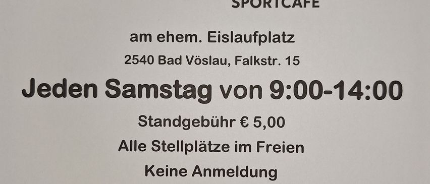 Ein Flyer für Treff Sportcafe in Bad Vöslau, Österreich. Es ist jeden Samstag von 9:00 bis 14:00 Uhr geöffnet. Der Eintritt beträgt 5 Euro. Alle Parkplätze sind frei, und keine Anmeldung ist erforderlich.