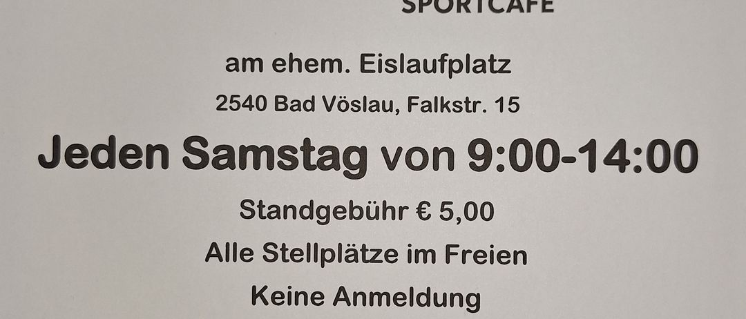 Ein Flyer für Treff Sportcafe in Bad Vöslau, Österreich. Es ist jeden Samstag von 9:00 bis 14:00 Uhr geöffnet. Der Eintritt beträgt 5 Euro. Alle Parkplätze sind frei, und keine Anmeldung ist erforderlich.