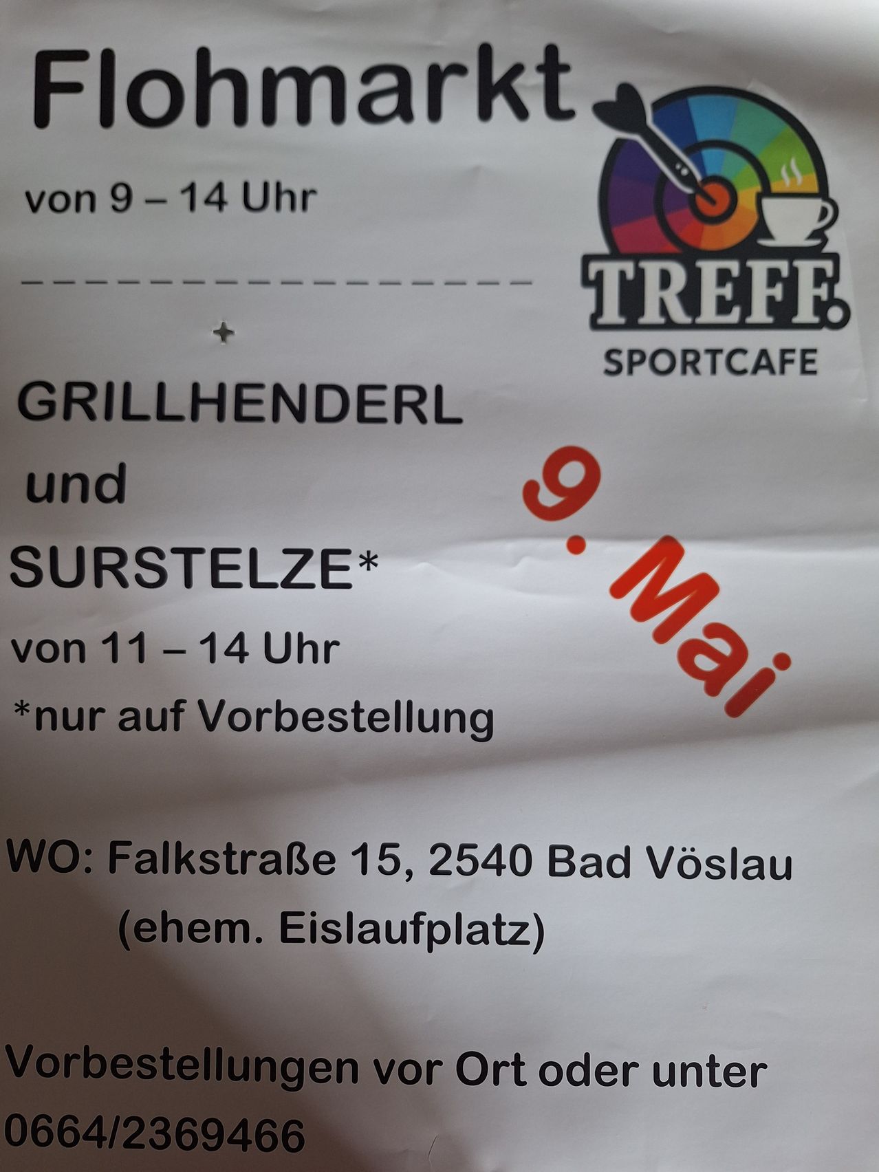 Ein Schild bewirbt Treff Sportcafe mit Öffnungszeiten von 9-14 und 11-14 Uhr. Adresse ist Falkstraße 15, 2540 Bad Vöslau. Grillhenderl und Surstelze sind verfügbar. Nur auf Vorbestellung.