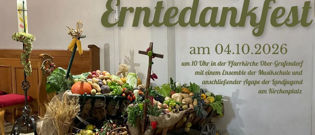 Ein Erntedankfest-Display mit einem Wagen voller Gemüse und Früchte, einem Kranz und einem Kreuz. Das Ereignis ist für den 4. Oktober 2026 um 10 Uhr in der Ober-Grafendorf Kirche geplant.