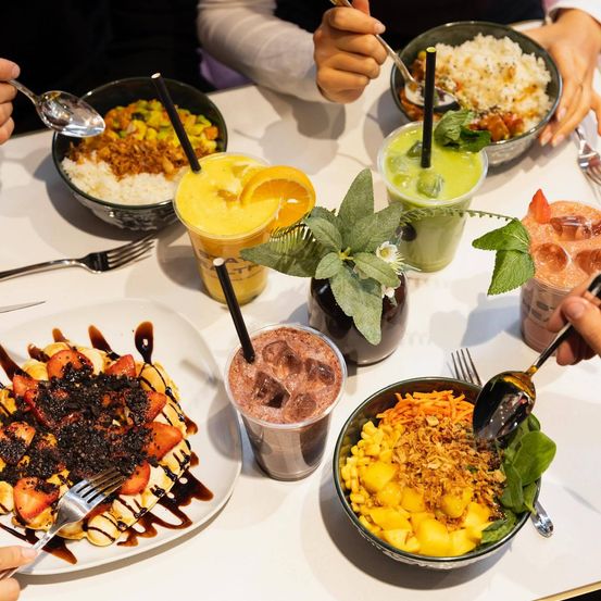 Bild enthält, Brunch, Food, Food Presentation, Cutlery, Spoon, Person, Plate, Fork, Cup, Disposable Cup