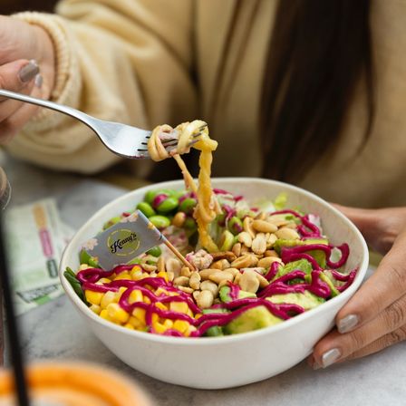 Bild enthält, Bowl, Cereal Bowl, Food, Food Presentation, Person