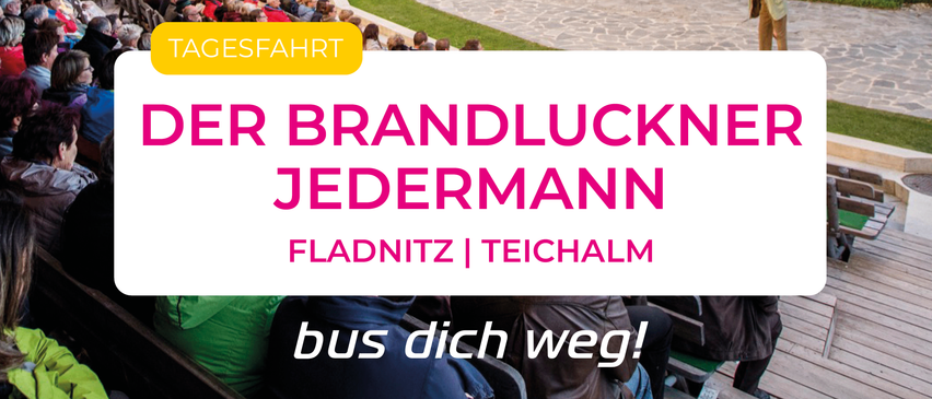 Eine Freilufttheateraufführung mit einem großen Publikum. Dahinter steht ein Holzhaus mit Balkon und einem Weg zu einer Bank. Der Text sagt 'Der Brandluckner Jedermann' und 'Fladnitz Teichalm'.