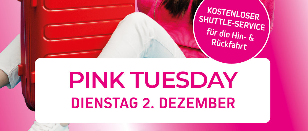 Eine lächelnde Frau in einem rosa Pullover und einer weißen Mütze sitzt neben einem roten Koffer. Rosa Text sagt 'PINK TUESDAY Dienstag 2. Dezember'. Der Text sagt auch 'bus dich weg!' mit einem rosa Kreis darum herum, der 'Kostenloser Shuttle-Service für die Hin- & Rückfahrt' sagt.