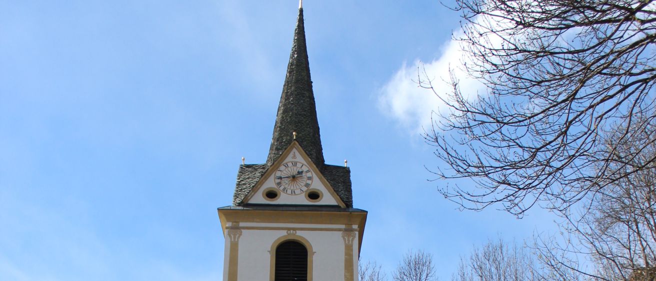 Bild enthält, Architecture, Building, Spire, Tower, Clock Tower, Bell Tower, Monastery, Housing