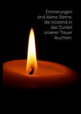 Eine brennende Kerze mit einer Flamme, umgeben von einem dunklen Bereich. Sie steht vor schwarzem Hintergrund mit deutschem Text darüber, der übersetzt 'Erinnerungen sind kleine Sterne, die das Dunkel unserer Trauer erhellen.' lautet.