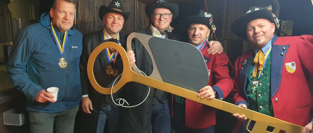 Bild enthält, Adult, Male, Man, Person, Coat, Jacket, Hat, People, Guitar, Pants