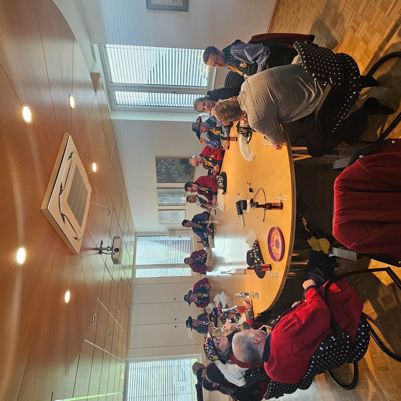 Bild enthält, Indoors, Restaurant, Cafeteria, People, Person, Interior Design, Adult, Female, Woman, Crowd