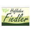 Ein Logo für einen Bauernhof namens Hofladen Fiedler, mit einer stilisierten grünen Katze und grünem Text auf weißem Hintergrund.