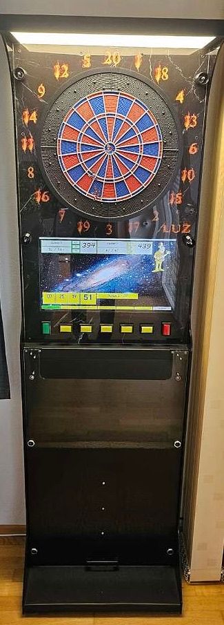 Ein Dartspiel mit einem farbenfrohen Dartboard und einem Monitor, der eine Galaxie zeigt. Das Brett hat die Zahlen 1 bis 20, und das Spiel ist derzeit bei 394 Punkten.