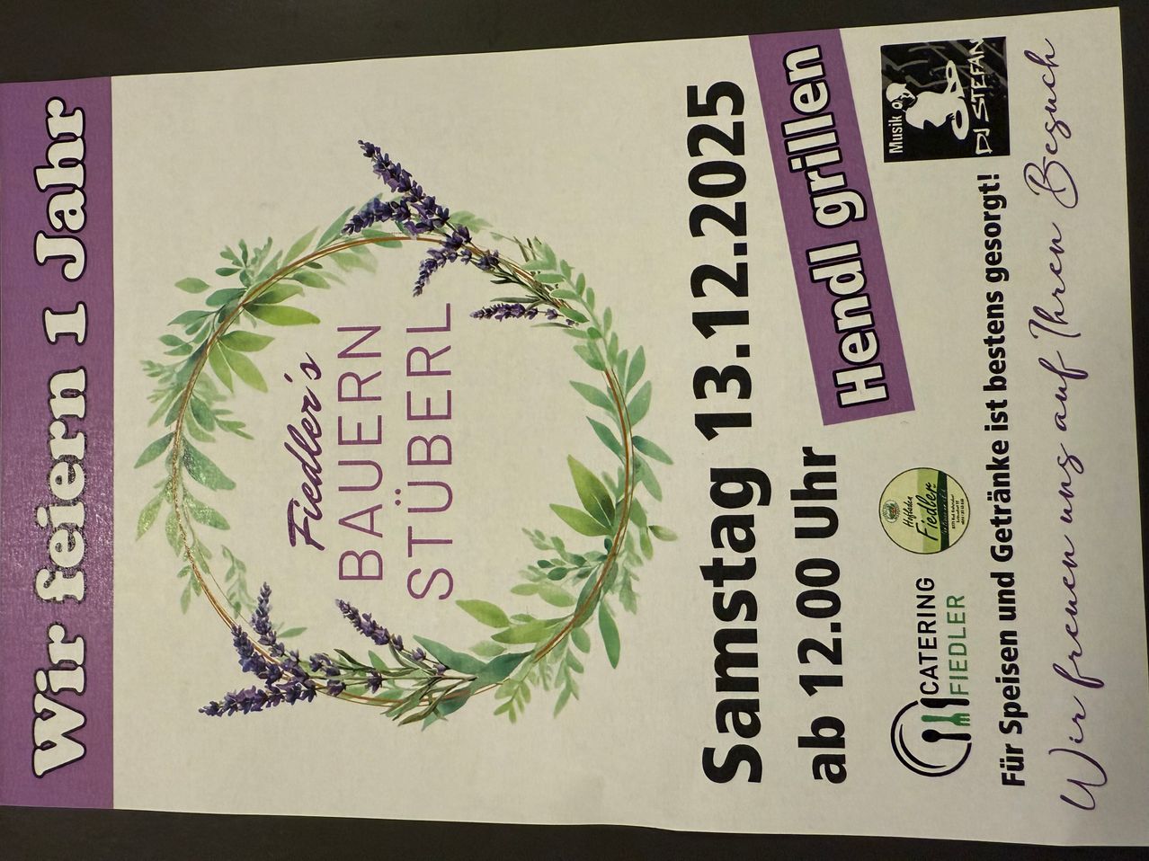 Plakat für Fiddler's Bauernstube mit Lavendelblumen, einem lila-schwarzen Design und dem Veranstaltungsdatum 13.12.2025. Die Veranstaltung ist ab 12:00 Uhr geöffnet.