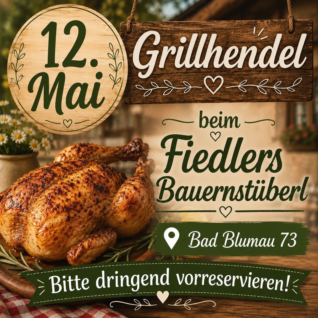 Eine Werbung für ein Grillevent am 12. Mai bei Fiedlers Bauernstube, mit einem gebratenen Huhn und einem Holzschild. Blumen und Grünpflanzen schmücken den Hintergrund. Ein Aufruf zur Reservierung ist ebenfalls vorhanden.