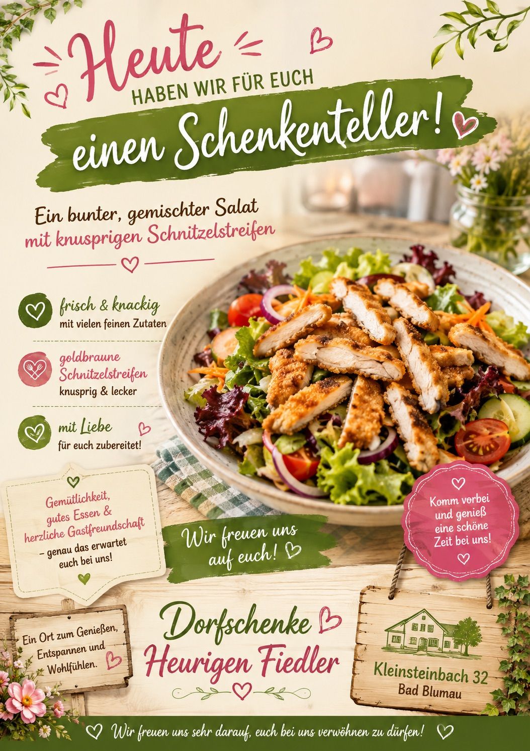 Ein bunter gemischter Salat mit knusprigen Hähnchenstreifen, präsentiert auf einer Holzoberfläche mit einer Vase mit Blumen im Hintergrund. Das Bild enthält Text auf Deutsch und Englisch und bewirbt den Salat als frisch, knackig und liebevoll zubereitet.
