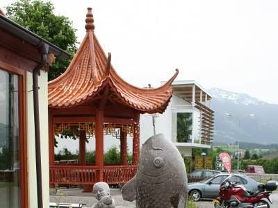 Bild enthält, Building, Temple, Outdoors, Prayer, Shrine, Motorcycle, Vehicle, Pagoda, Person, Car