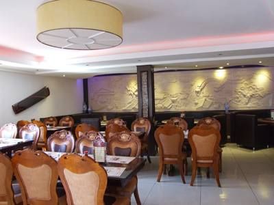 Bild enthält, Indoors, Restaurant, Dining Room, Dining Table, Table, Cafe, Interior Design, Cafeteria, Chair, Diner