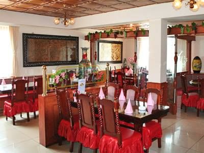 Bild enthält, Dining Room, Dining Table, Indoors, Table, Restaurant, Cafe, Interior Design, Cafeteria, Diner, Fireplace