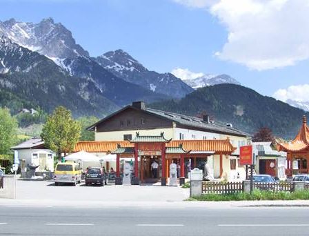 Bild enthält, City, Person, Machine, Car, Vehicle, Street, Urban, Pump, Outdoors, Gas Station
