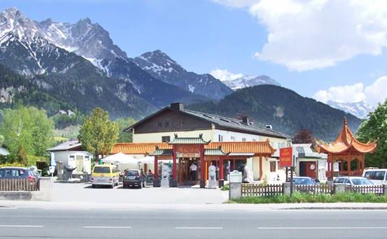 Bild enthält, City, Person, Machine, Car, Vehicle, Street, Urban, Pump, Outdoors, Gas Station