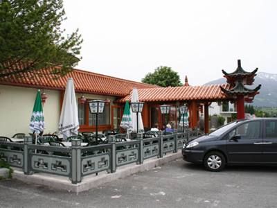 Bild enthält, Hotel, City, Street, Urban, Neighborhood, Car, Resort, Temple, Shrine, Villa