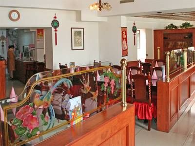 Bild enthält, Indoors, Restaurant, Shop, Person, Reception, Shopping Mall, Interior Design, Furniture, Table