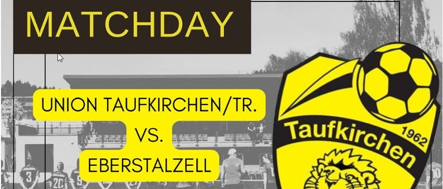 Schwarz-Weiß-Bild zeigt einen Fußball-Matchtag zwischen Union Taufkirchen und Eberstalzell mit Spielern in Trikots und einem Löwenlogo.