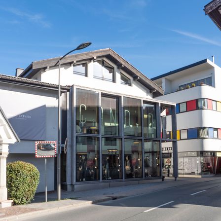 Bild enthält, City, Road, Street, Urban, Building, Office Building, Shopping Mall, Plant, Neighborhood, Metropolis