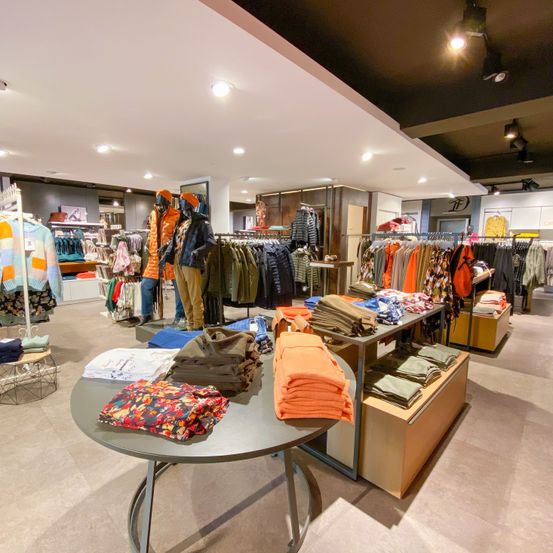 Bild enthält, Architecture, Building, Shop, Shopping Mall, Indoors, Coat, Market, Person, Grocery Store, Supermarket