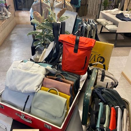 Bild enthält, Baggage, Person, First Aid, Face, Head