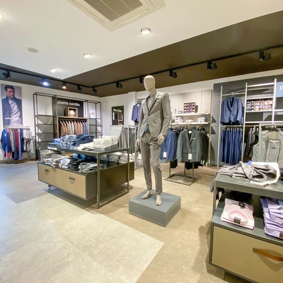 Bild enthält, Clothing, Coat, Person, Mannequin, Indoors, Accessories, Bag, Handbag