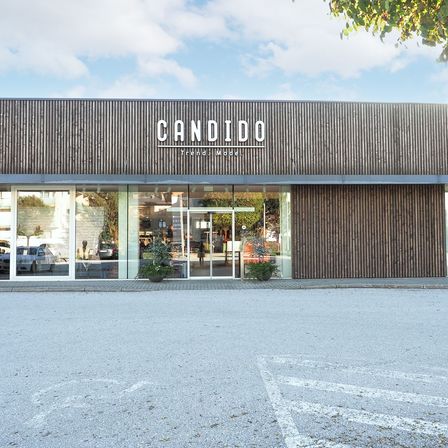 Bild enthält, Indoors, Interior Design, Architecture, Building, Shop, City, Person, Car, Vehicle, Urban