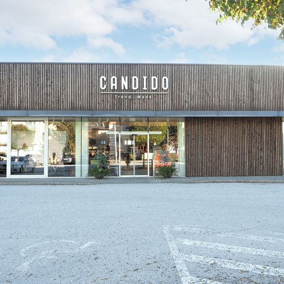 Bild enthält, Indoors, Interior Design, Architecture, Building, Shop, City, Person, Car, Vehicle, Urban