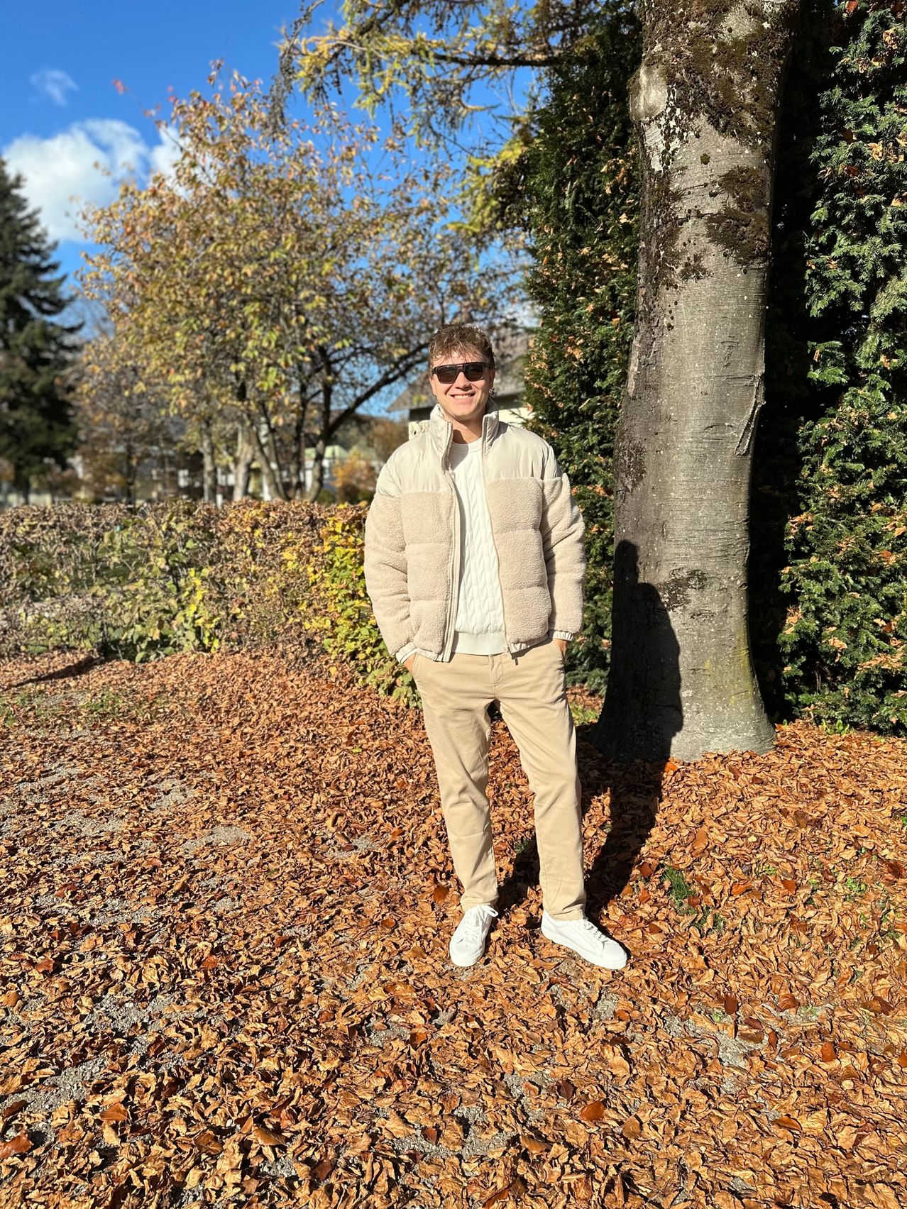 Bild enthält, Person, Standing, Jacket, Adult, Male, Man, Shoe, Tree, Vegetation, Pants