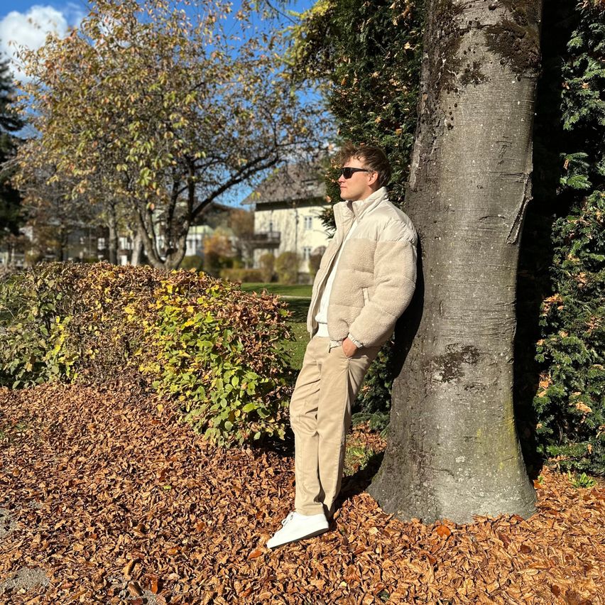 Bild enthält, Tree, Tree Trunk, Adult, Male, Man, Person, Vegetation, Coat, Standing, Pants