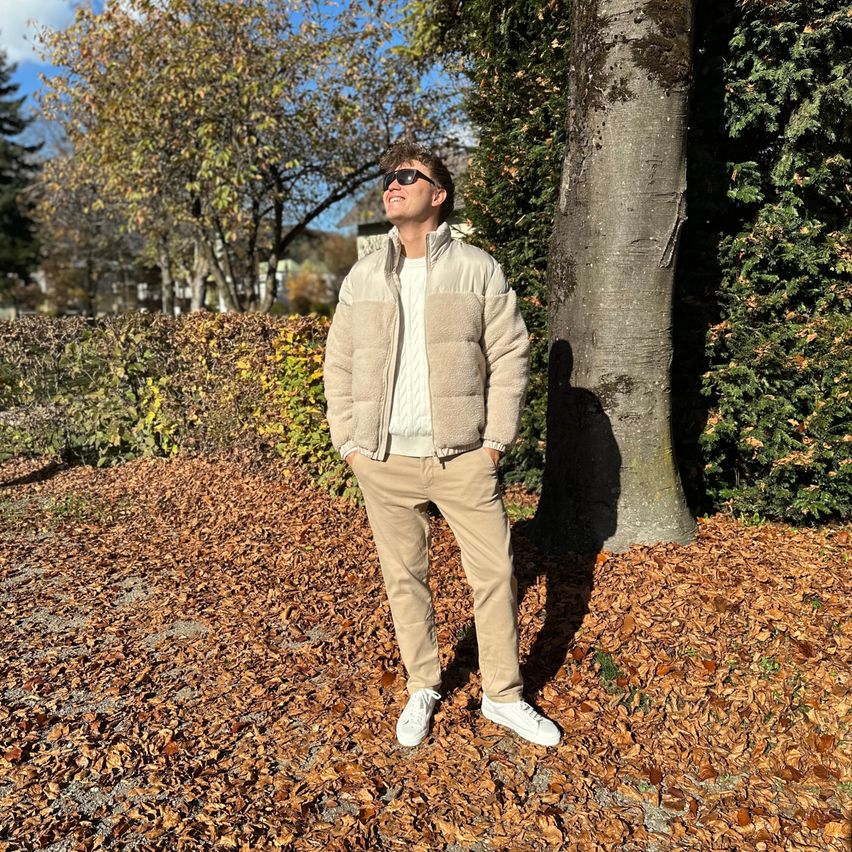 Bild enthält, Person, Standing, Pants, Jacket, Adult, Male, Man, Vegetation, Shoe, Tree