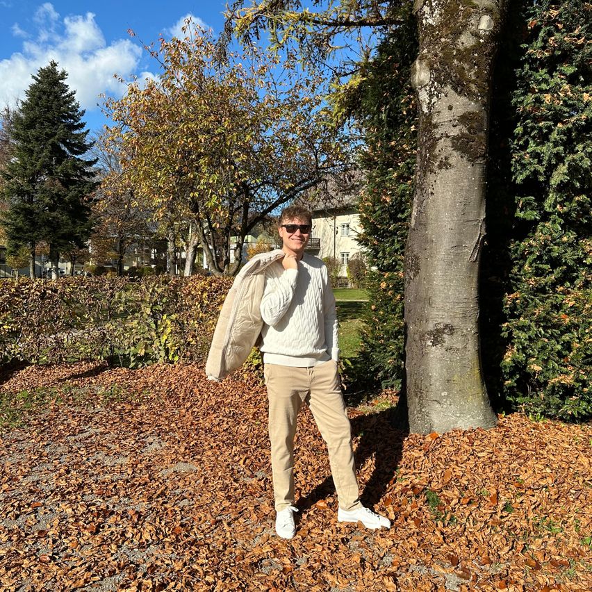 Bild enthält, Tree, Pants, Vegetation, Person, Portrait, Standing, Adult, Male, Man, Grove