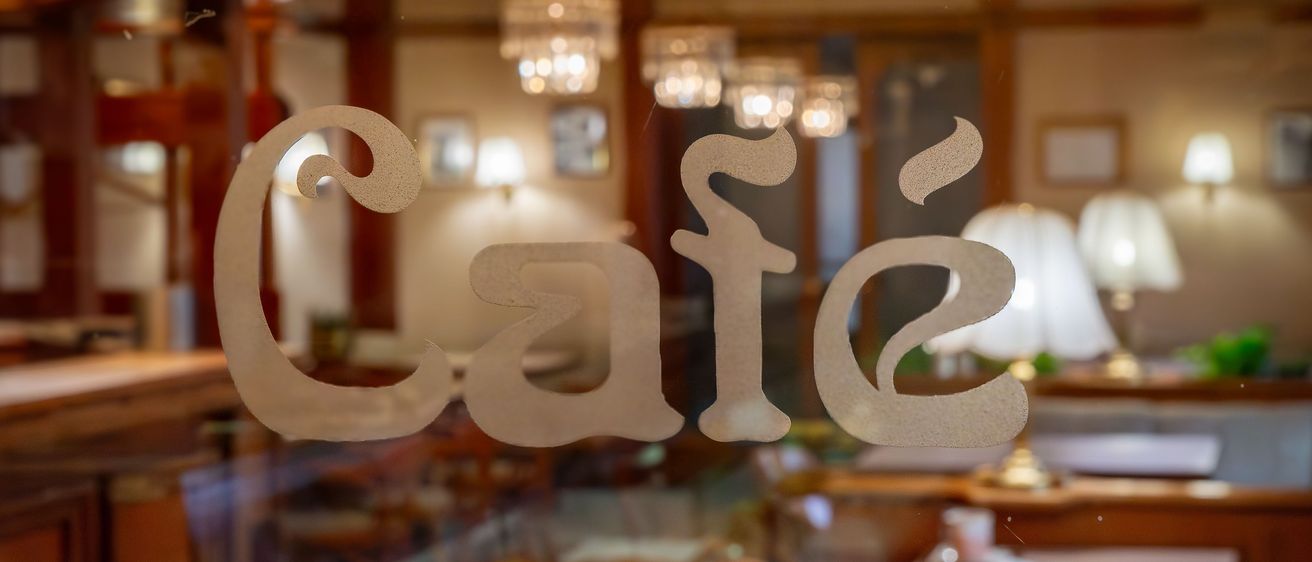 Bild enthält, Indoors, Restaurant, Cafe, Cafeteria, Interior Design, Building, Dining Room, Dining Table, Table, Wood