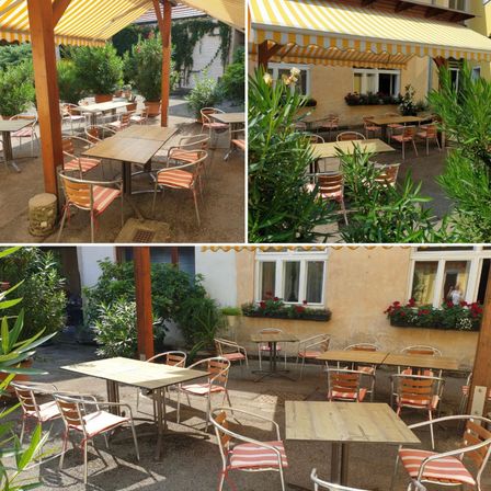 Eine Collage eines Außenrestaurants zeigt drei verschiedene Ansichten. Die erste ist ein offener Bereich mit Tischen und Stühlen unter einem gelb gestreiften Vordach. Die zweite Ansicht zeigt Tische und Stühle rund um ein Gebäude mit Fenstern und Pflanzen. Die dritte Ansicht ist ein Innenbereich mit Tischen und Stühlen in der Nähe eines Gebäudes mit einem Fenster und einer sichtbaren Person.