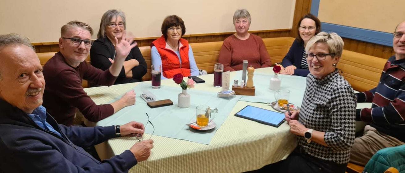 Bild enthält, People, Person, Adult, Female, Woman, Dining Table, Table, Dining Room, Male, Man