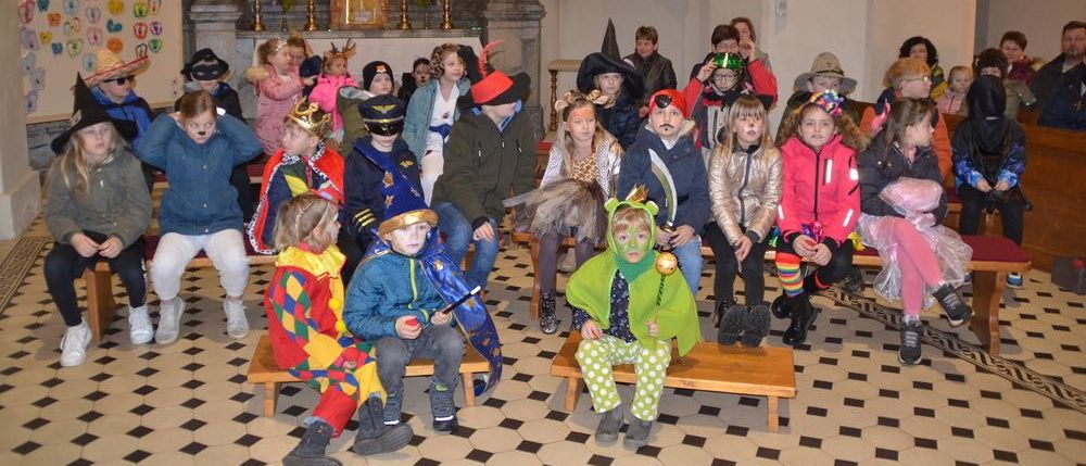 Bild enthält, People, Person, Altar, Pants, Portrait, Child, Female, Girl, Costume, Boy