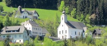 Bild enthält, Building, Outdoors, Nature, Tree, Countryside, Vegetation, Rural, Fir, Neighborhood, Housing