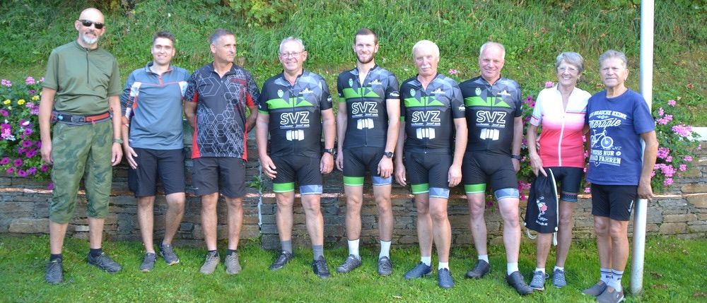 Bild enthält, T-Shirt, People, Person, Shorts, Grass, Vegetation, Park, Shoe, Adult, Man