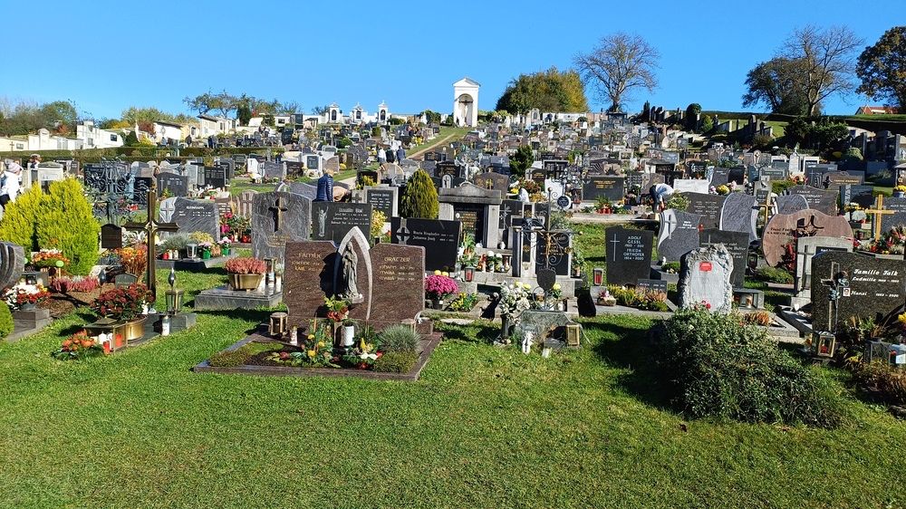 Bild enthält, Outdoors, Graveyard, Person, Gravestone, Tomb, Plant