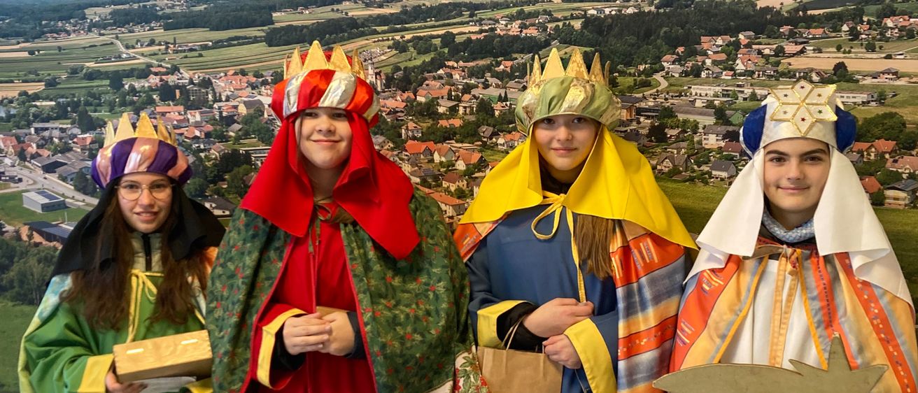 Bild enthält, Costume, Person, Adult, Female, Woman, Face, Portrait, Accessories, Jewelry, People