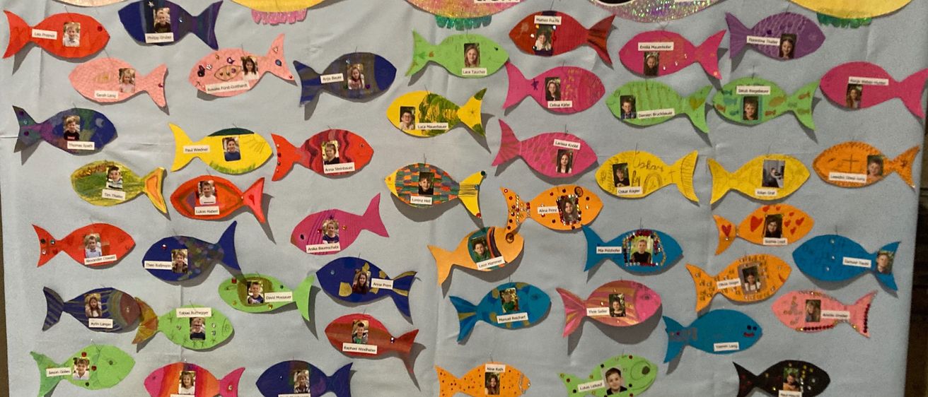 Bild enthält, Applique, Pattern, Advertisement, Poster, Person, Text, Number, Symbol, Quilt, Face