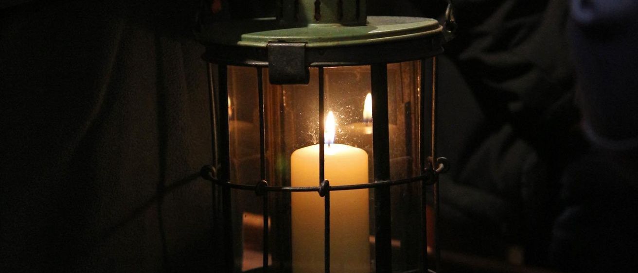 Bild enthält, Lamp, Adult, Male, Man, Person, Candle, Lantern